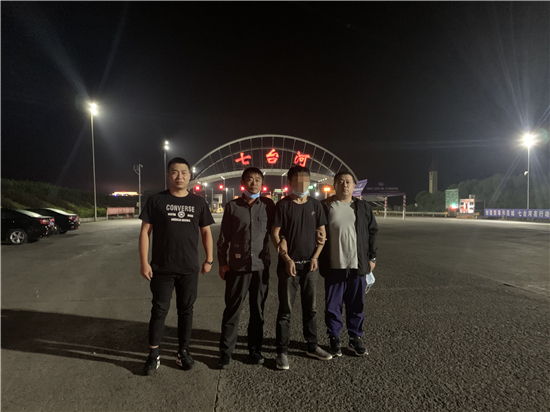 邻里纠纷出命案，潜逃30年终落网，监狱提供的老照片成破案关键！